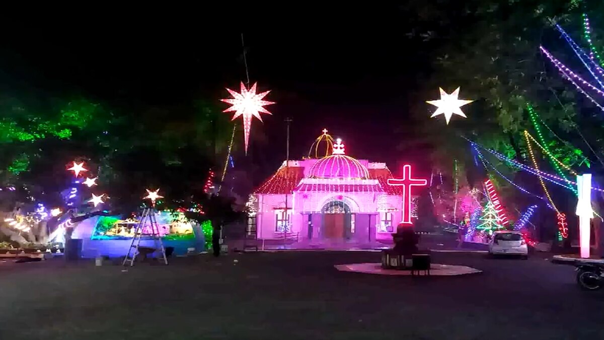 रंगीन रोशनी से सराबोर चर्च, देखें देश में क्रिसमस के जश्न की तैयारियां