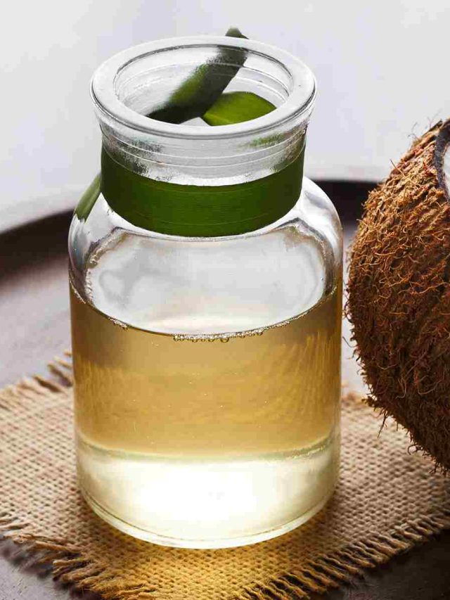 টাক মাথায় কালো চুল ঘাঁটি রাখবে, শুধু নারকেল তেলে মেশান এই ক্যাপসুল