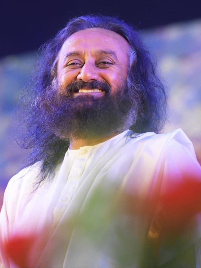 মেয়েরা কীভাবে বাছবেন জীবনসঙ্গী? শ্রীশ্রী রবিশঙ্কর দিলেন সমাধান