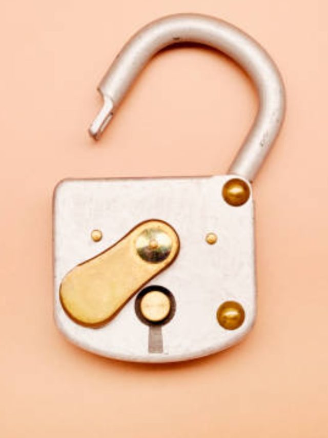 ঘুমোনোর সময় বালিশের নীচে রাখুন লোহার তালা, তারপরই 'খেলা হবে'