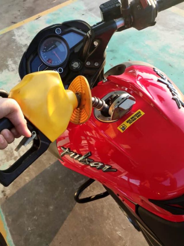 অনেকেই বাইকে ১০০ টাকার বদলে ১১০ টাকার তেল ভরে, কেন জানেন?