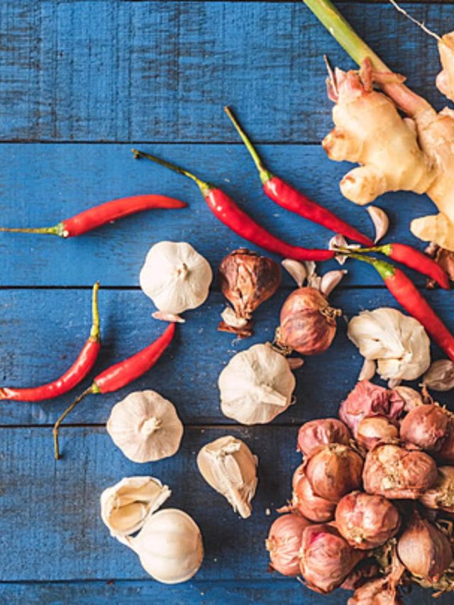 খুব বেশি রসুন-পেঁয়াজ-লঙ্কা খেলে সাবধান! এই সমস্যা বিরক্ত করতে পারে জানেন…