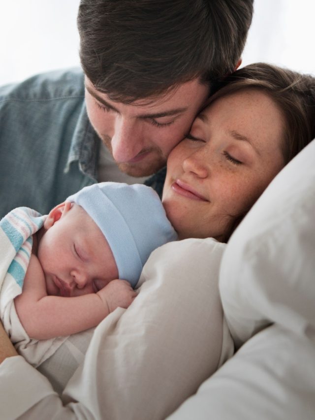 কতদিন সন্তানকে পাশে নিয়ে শোবেন? নতুন বাবা-মায়েরা জেনে রাখুন