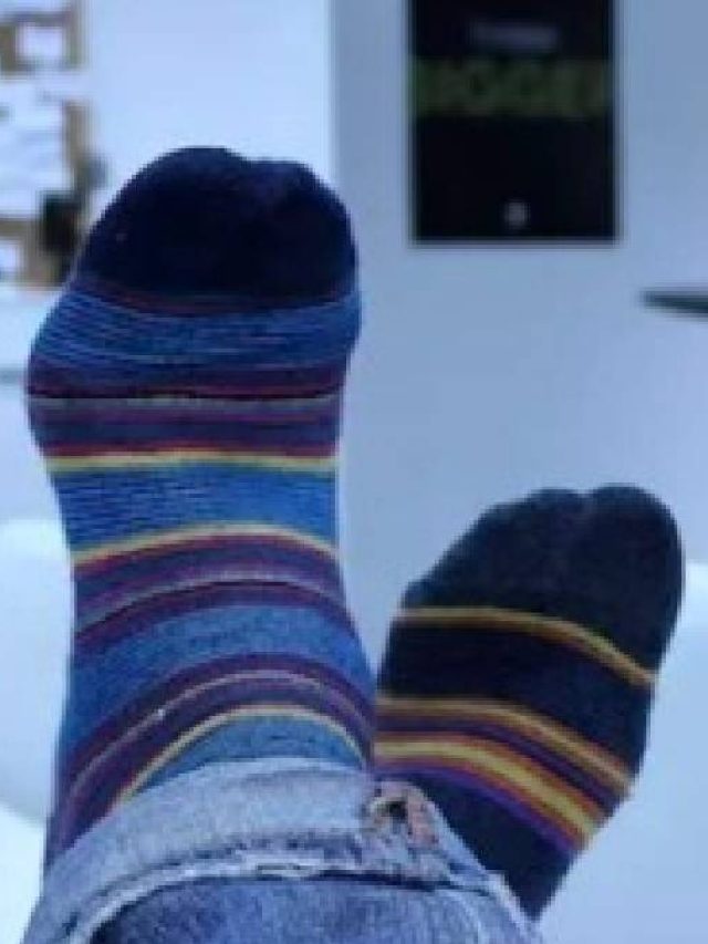 রাতে মোজা পরে ঘুমোন  নাকি? হতে পারে বিপদ