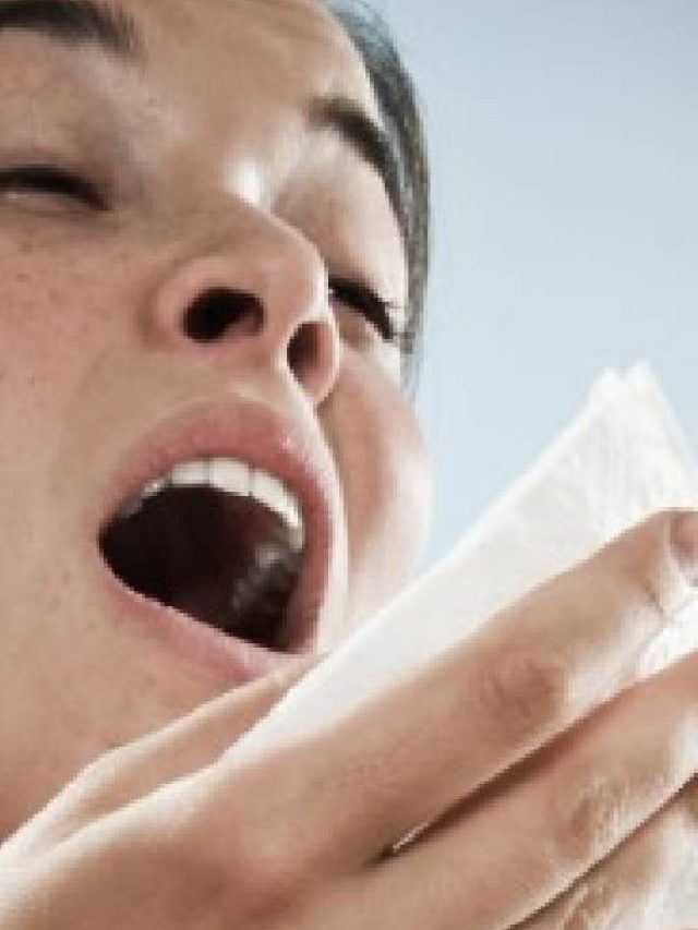 হাঁচি পেলে চেপে  রাখা কি ঠিক?