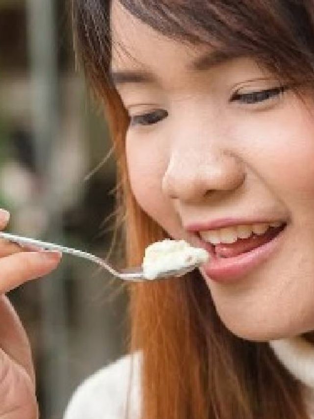 চামচ না হাত দিয়ে? কী ভাবে খাবার খেলে উপকার? জানুন