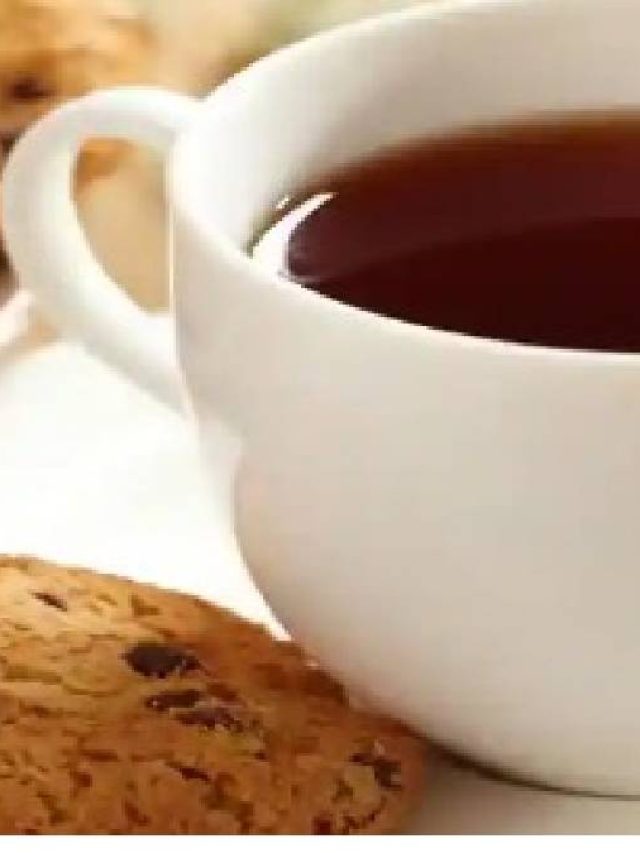 চায়ে ডুবিয়ে বিস্কুট খাওয়া কি ভাল? জেনে নিন