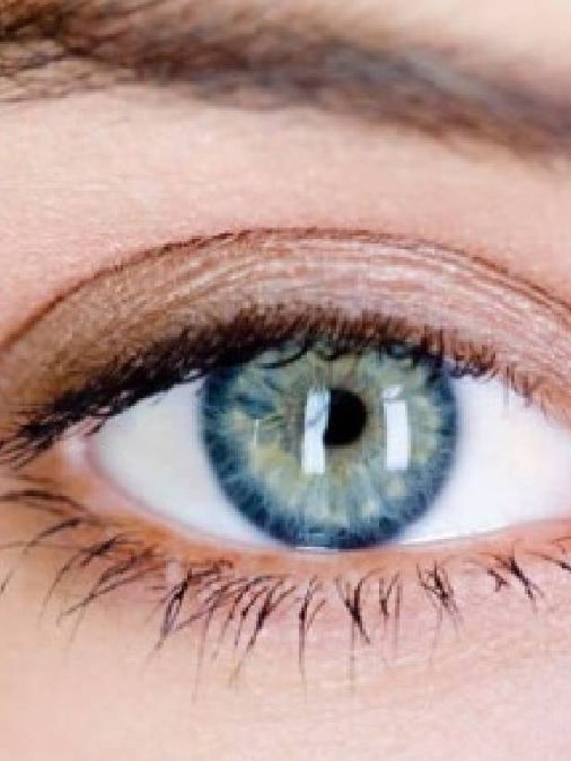 চোখের পাতা কাঁপে কেন?  কিসের ইঙ্গিত দেয়?