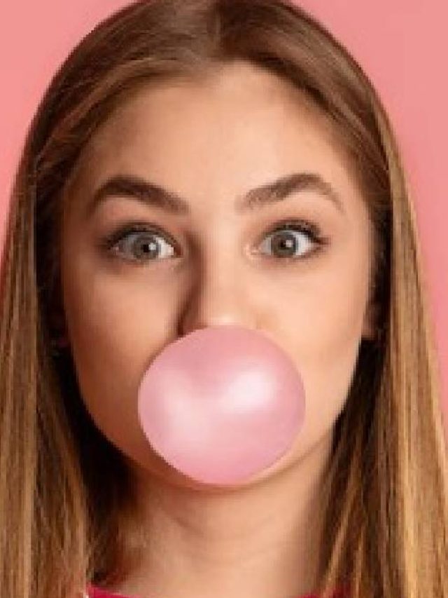 চুইংগাম গিলে ফেলেন? পেটে গেলে কী হয় জানেন?