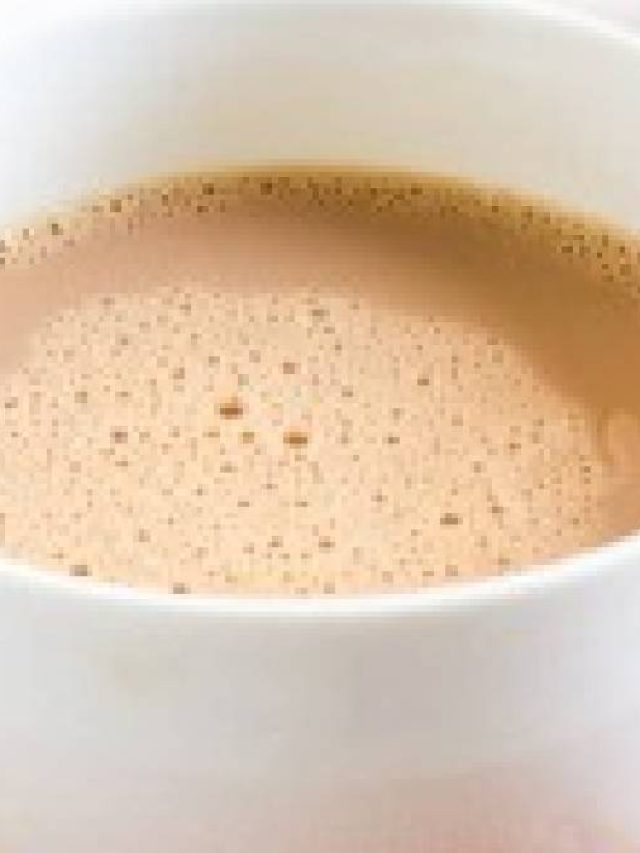 সকালে ঘুম থেকে উঠেই কি চা খান? শরীরে কী হচ্ছে জানেন