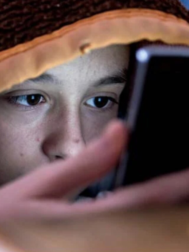 সন্তান দিনরাত মোবাইল ঘাঁটে? এই ৫ টোটকায় কাটান নেশা