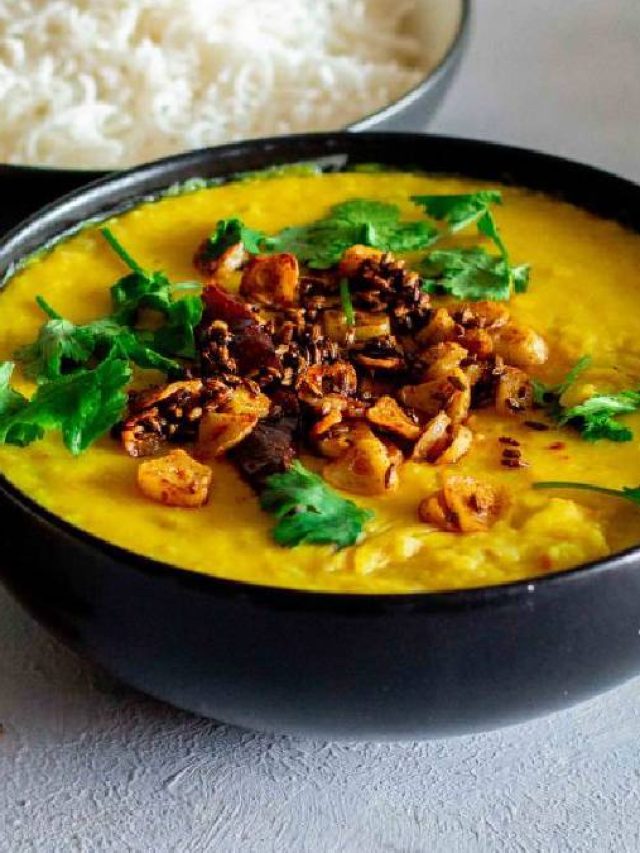 একঘেয়ে পেঁয়াজ ফোড়ন আর নয়, কারিপাতা-টমেটো দিয়ে মুসুর ডালেই কেল্লাফতে