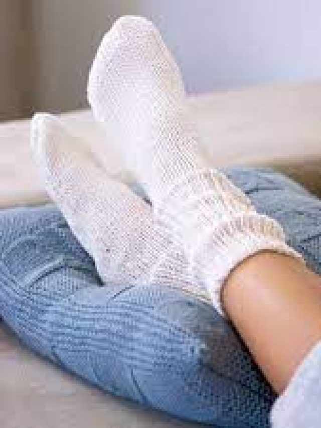 শীতকালে রাতে মোজা পরে ঘুমোচ্ছেন? খারাপ কিছু হওয়ার আগেই ছাড়ুন