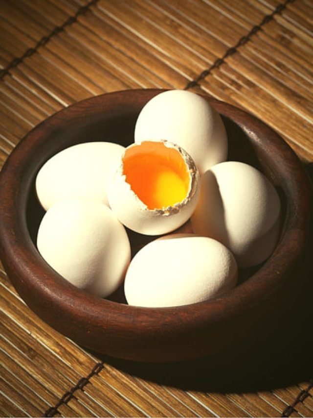 ডিমের 'খোসা ছাড়িয়ে' তারপর সেদ্ধ করুন, জানুন কীভবে