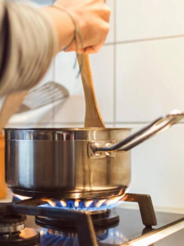 সময়- গ্যাস বাঁচাতে খাবার বারবার গরম করে খান? বিষক্রিয়া হতে পারে