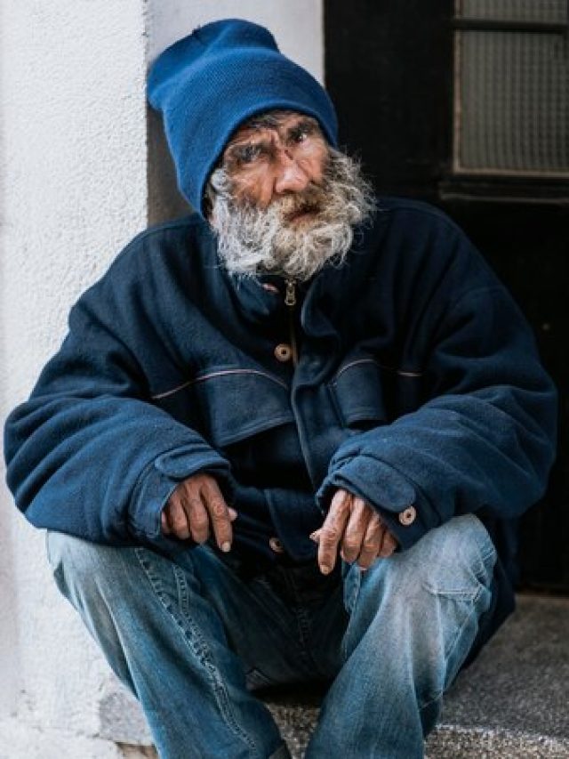 এসব বদ অভ্যাসের কারণেই মানুষ ধনী থেকে গরিব হন, আজই ছাড়ুন