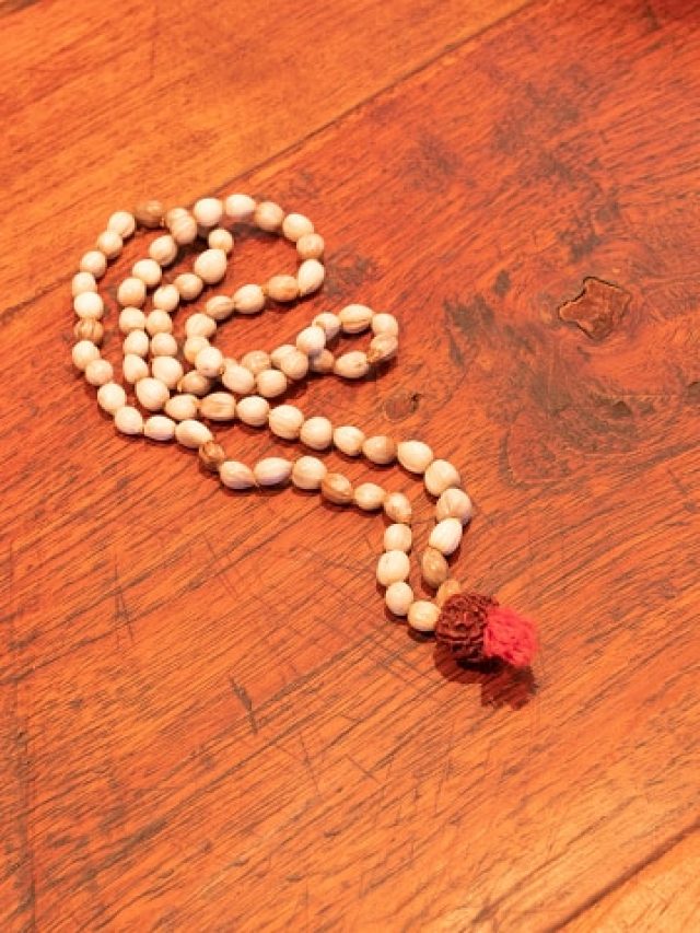 অর্থলাভ-আত্মবিশ্বাস অটুট থাকে, কারা পরবেন কৃষ্ণের প্রিয় মালা?