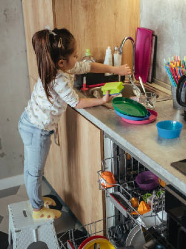 বাচ্চাদের দিয়ে বাড়ির এসব কাজ করান, বড় হলেই মিলবে ৫ উপকারিতা