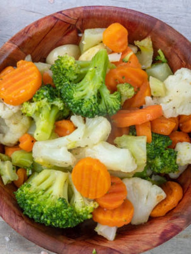 ভাজাভুজি ছেড়ে সঙ্গী করুন ভাপা শাক-সবজি, পাবেন এই ৫ আশ্চর্য উপকার