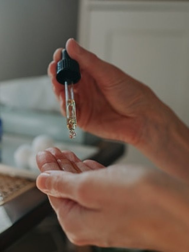 ঠান্ডায় ২৪ ঘণ্টা গরম থাকবেন, রাতে শরীরের এখানে মাখুন এই তেল