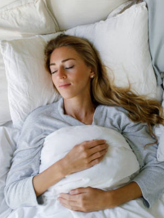 বিছানায় পড়বেন আর ঘুমোবেন, দুধে মিশিয়ে শুধু এই জিনিসটি খান