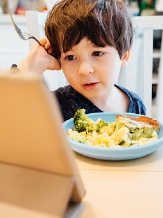 সন্তান ফোন না দেখলে খাবার খায় না? ৫ বুদ্ধি জেনে রাখুন