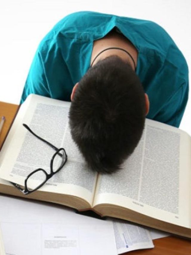 পড়তে বসলেই রাজ্যের ঘুম পায়? থাকল মুক্তির সহজ উপায়