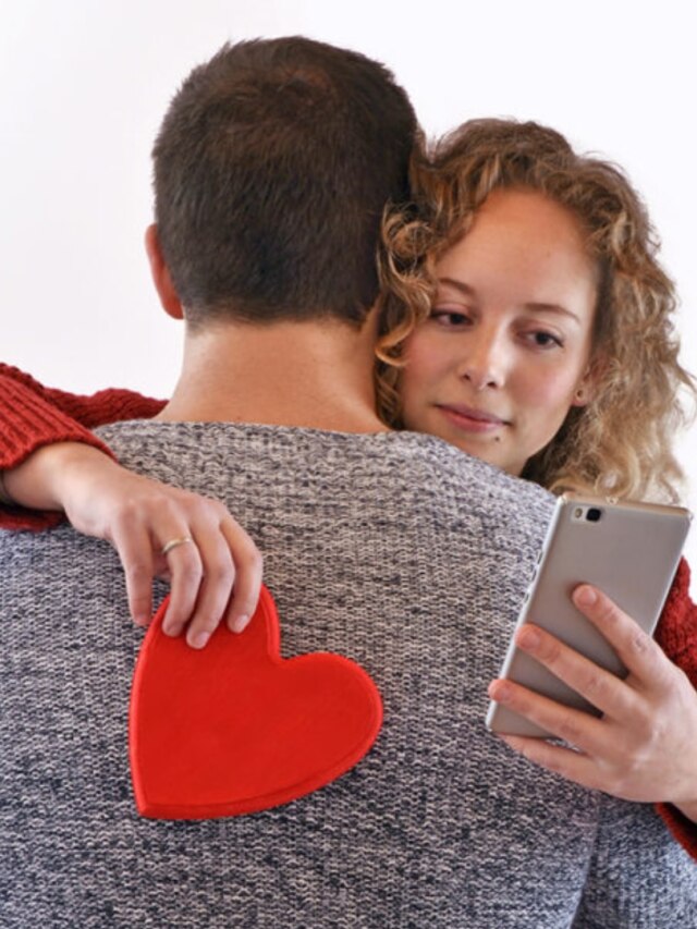 ভালবাসার নাটক করছে আপনার প্রিয় মানুষ, এই ৯ লক্ষণে বুঝুন