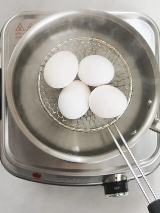 চোখে দেখে নয় 'সময়ে' বুঝুন ডিম সেদ্ধ হয়েছে কিনা, কতক্ষণ করবেন?