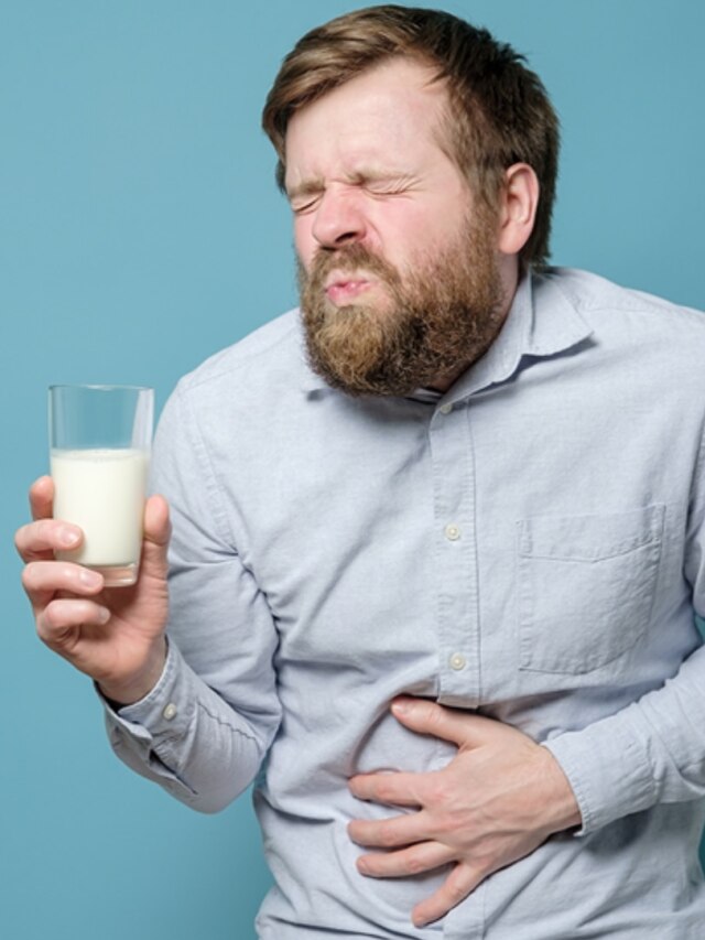 দুধ খেলেই পেটে গ্যাস? এই জিনিস মেশালে আর হবে না