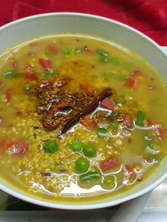 নিরামিষ মুগ ডালে কী ফোড়ন দেবেন? জানাটা দরকার