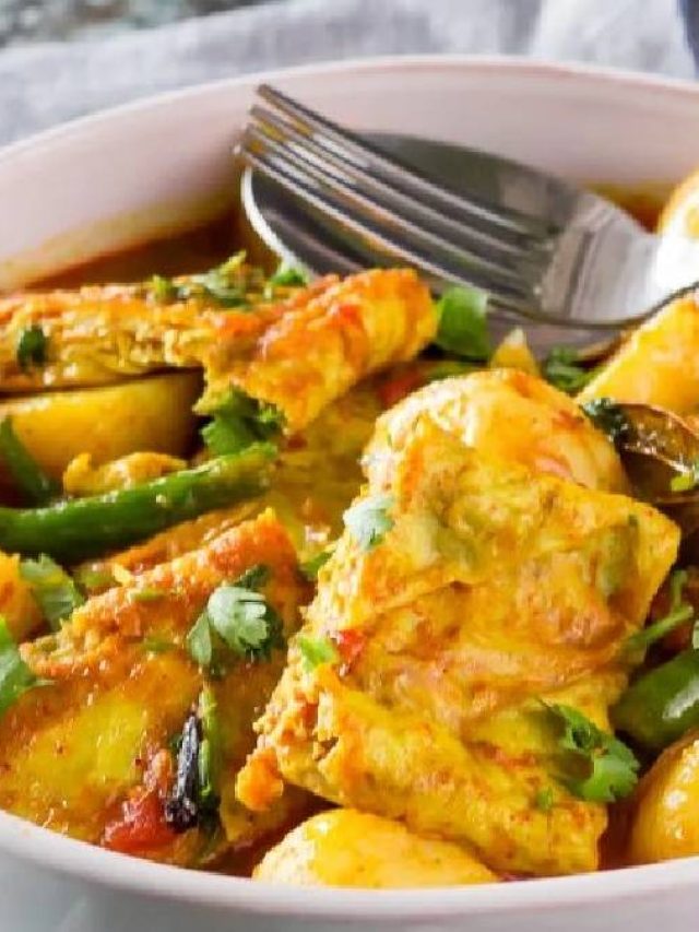 বাঙালির খুব প্রিয়, পাতে থাকলে উঠবে ভাত, মামলেট বানিয়ে ফেলুন ঝোলে