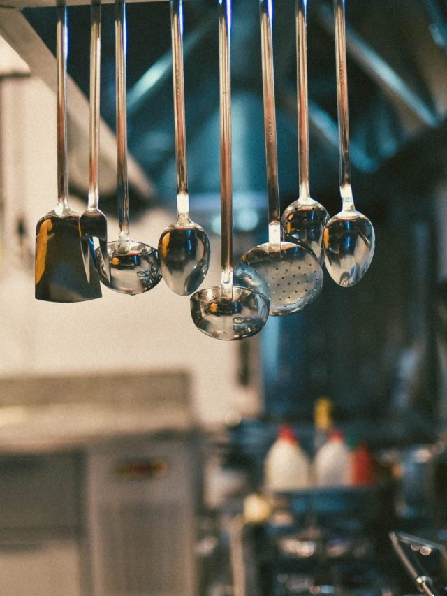 রান্নাঘরে এই ২ পাত্র উল্টে রাখলে ডুবে যায় ভাগ্য