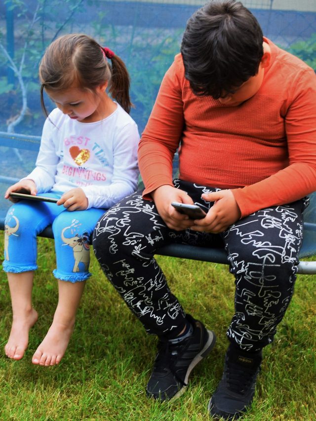 মারে নয়, এই ৪ উপায়ে সন্তানের ফোন ব্যবহারের ভূত ভাগান