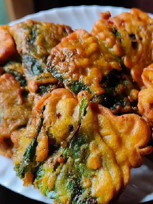 সজনে-বক পাতার বড়া তো খেলেন অনেক, কুরকুরে পালং হয়ে যাক, রেসিপি