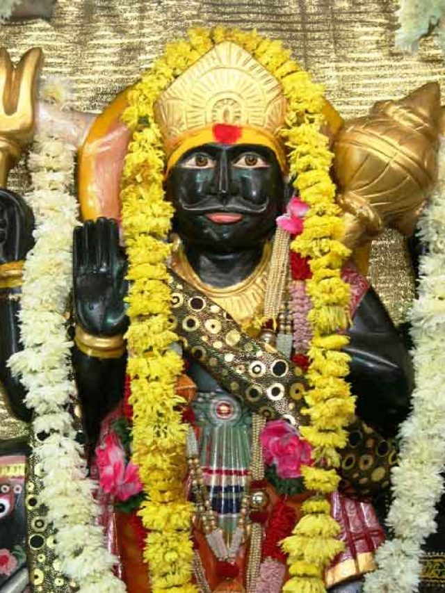 কীভাবে গ্রহরাজের পুজো করলে তিনি তুষ্ট হবেন? শনির  দৃষ্টি এড়ানোর উপায়