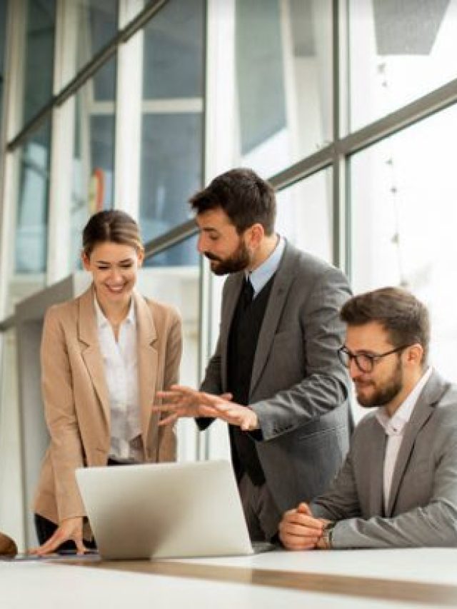 সহকর্মী আপনার প্রেমে পড়েছে? এই ৩ টিপসেই বুঝুন মনের কথা