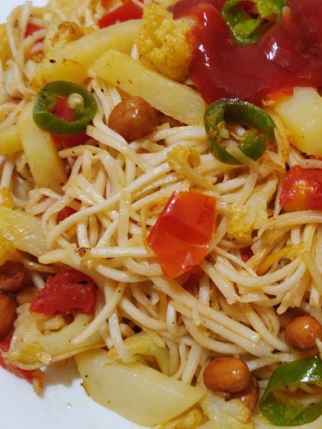 চিনাদের হলেও এই চাউমিন খাঁটি বাঙালি, আলু-বাদাম পড়লে স্বাদ একেবারে তোফা