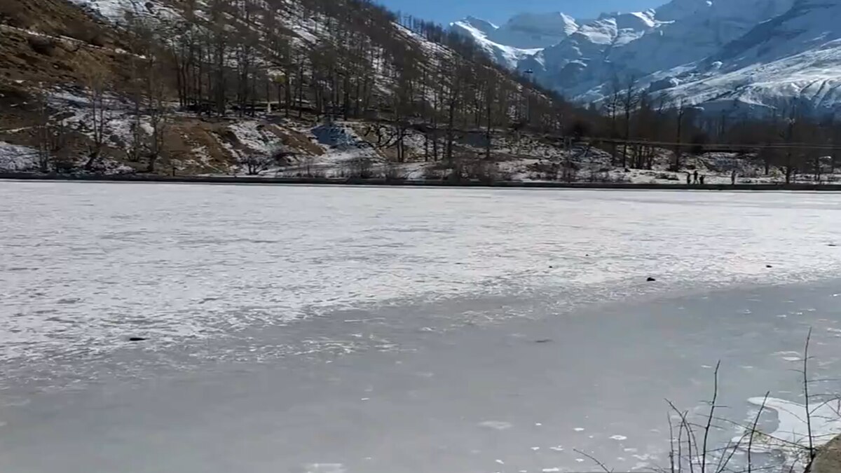 हिमाचल में कड़ाके की ठंड में जम गई झील, लाहौल स्पीति सामने आया वीडियो