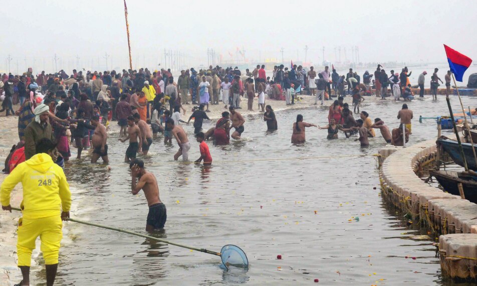 ठंड में आस्था की डुबकी, श्रद्धालुओं ने किया माघ मेले की दूसरी पौष पूर्णिमा का स्नान