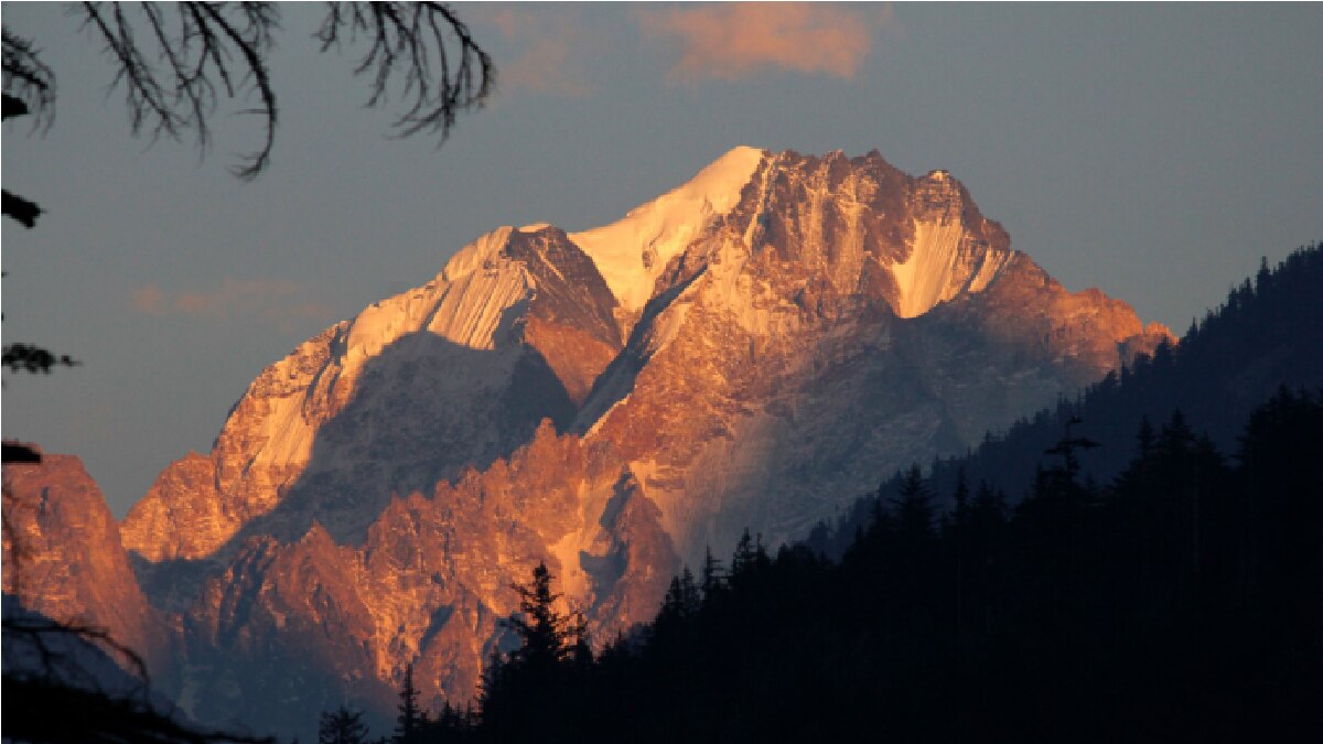 नीले आसमान के नीचे बर्फ से ढके सफेद पहाड़...तस्वीरों में कैद कुदरत का शानदार नज़ारा