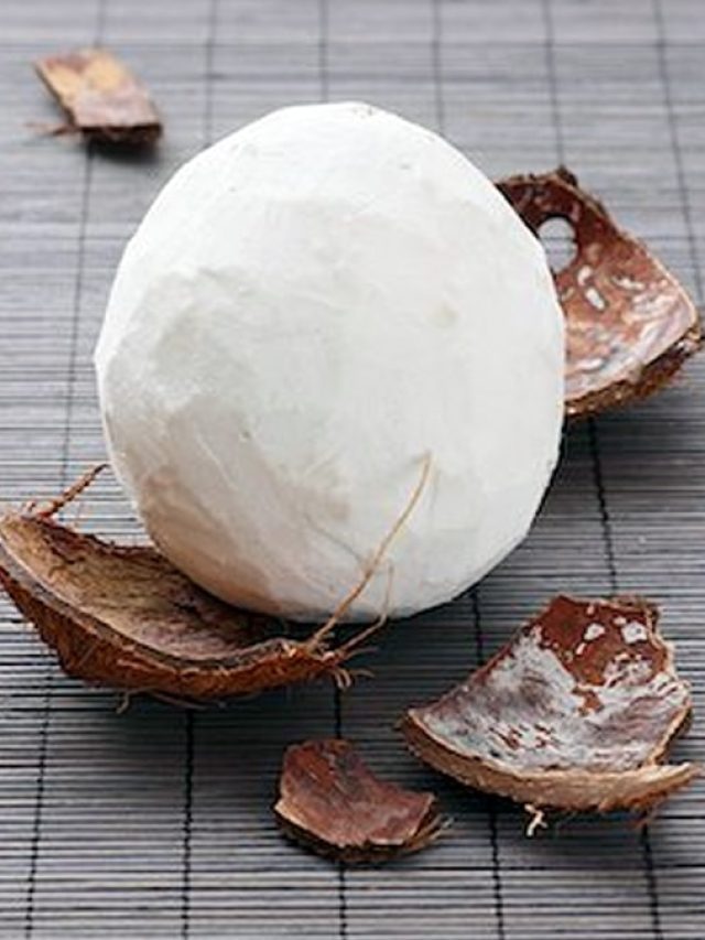 এভাবে মাত্র কয়েক মিনিটেই ছাড়ান নারকেলের খোসা! সহজ হ্যাকস