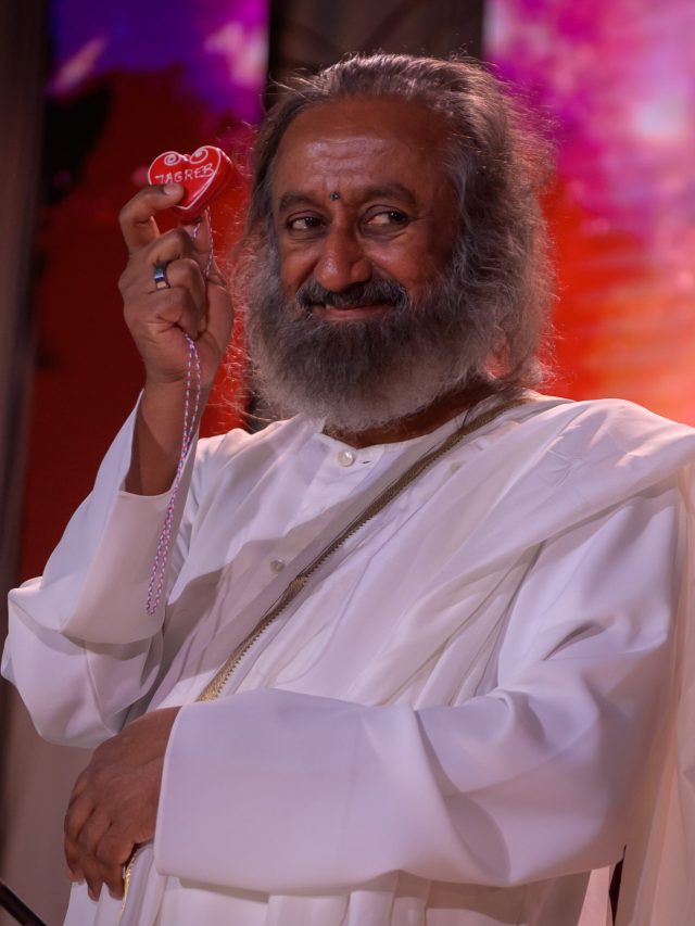 ভালোবাসা রয়েছে, তবুও একসঙ্গে সুখী নন? সমাধান দিলেন শ্রী শ্রী রবিশঙ্কর