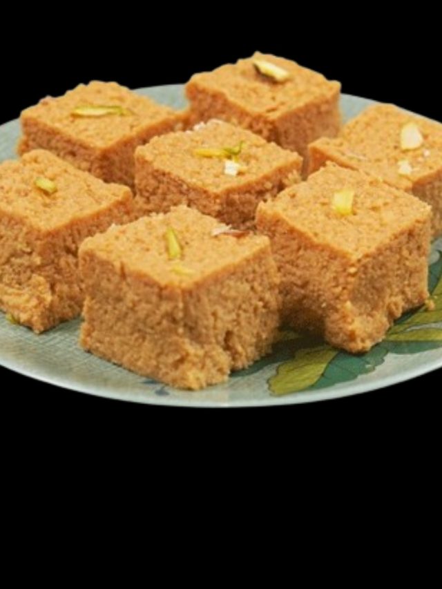 মুখে দিলেই হাপিশ, বাড়িতেই বানান নলেন গুড়ের ভাপা সন্দেশ