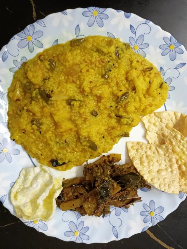 চাল-ডালের মাপের ভুলে খিচুড়ি গলে পাক? এভাবে বানান সুস্বাদু হবেই