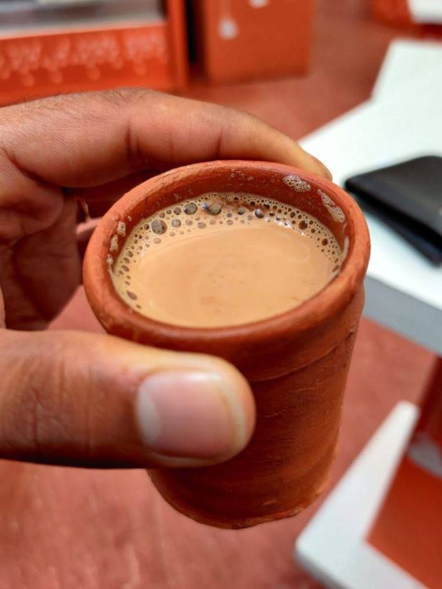 চা বানানোর সময় কখন দুধ-চিনি দেবেন? চা দোকানিরাও জানে না