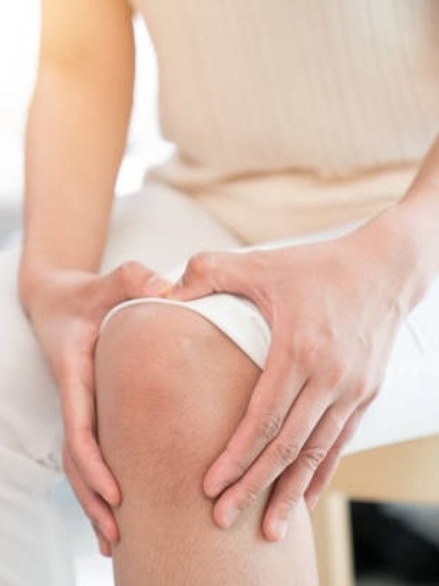 सीढ़ियां चढ़ते समय आपके घुटनों में भी होता है तेज दर्द? ये हो  सकते हैं कारण