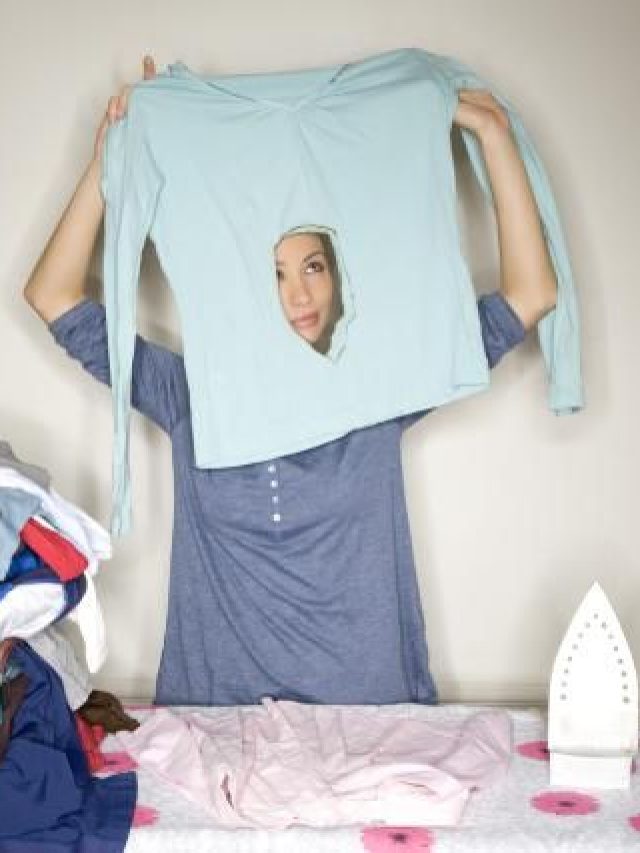 ইস্ত্রি করতে গিয়ে জ্বলে গেল সাধের ড্রেস, শিখে নিন ঝটপট রিপুর টেকনিক