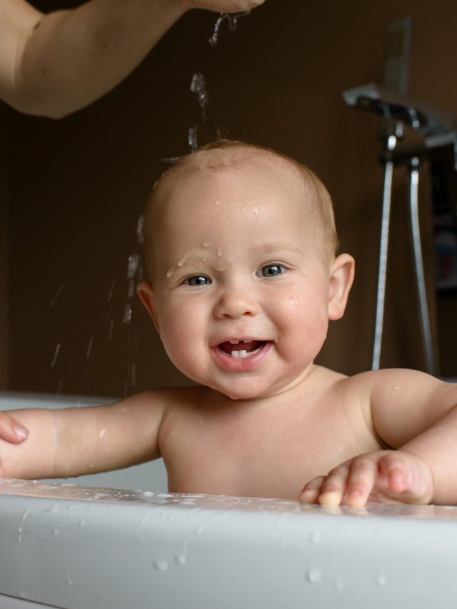 শীতকালে শিশুদের প্রতিদিন স্নান করানো উচিত? জেনে নিন