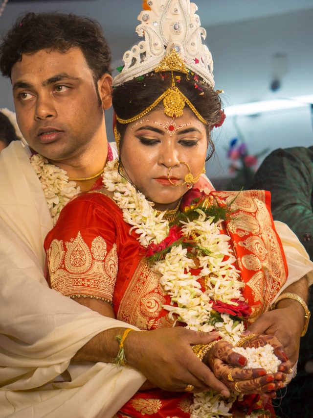 বিয়েতে বর-বউ খই পোড়ানোর রীতি কোথা থেকে এল?